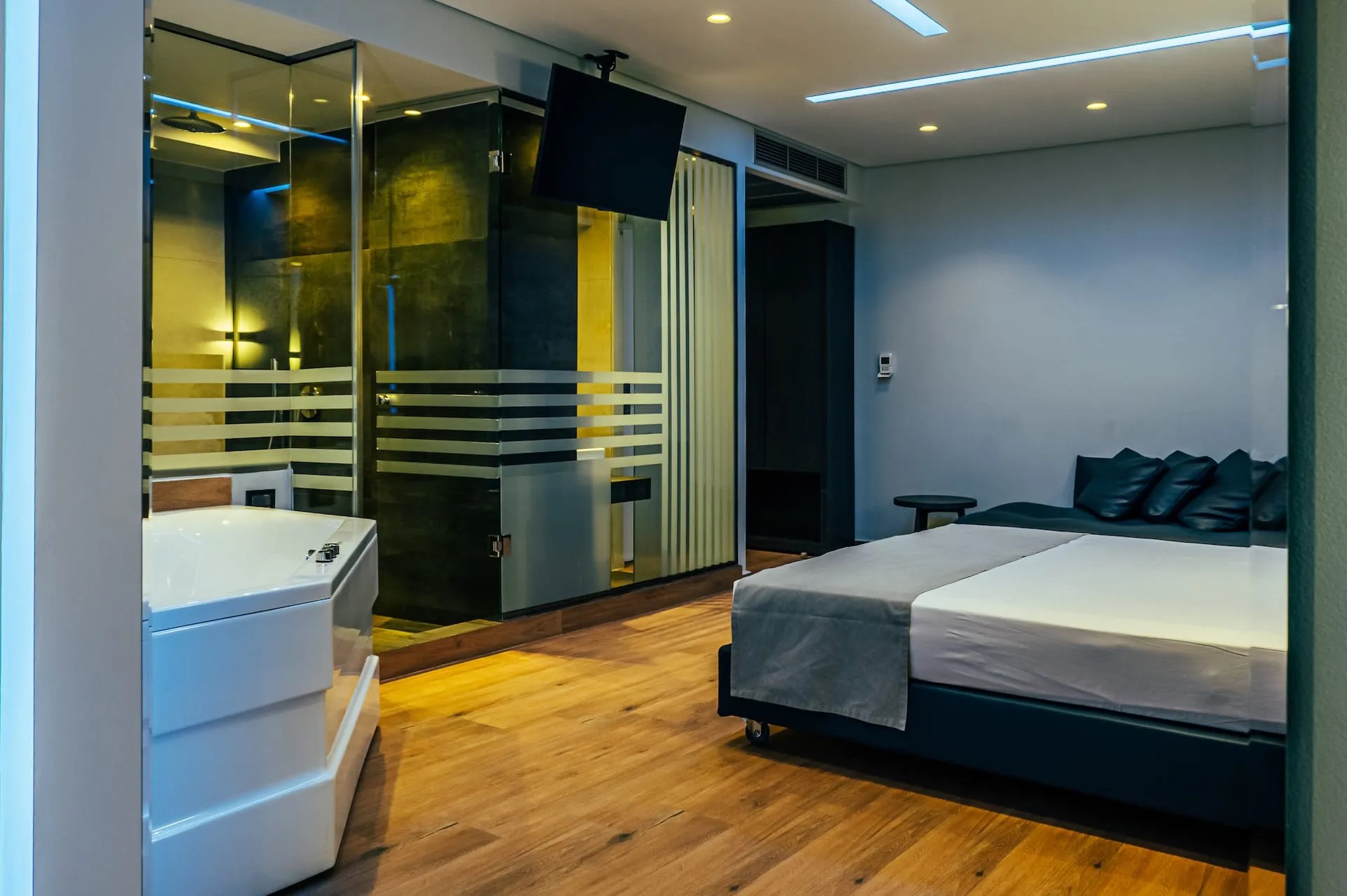 SUITE, JETTED TUB