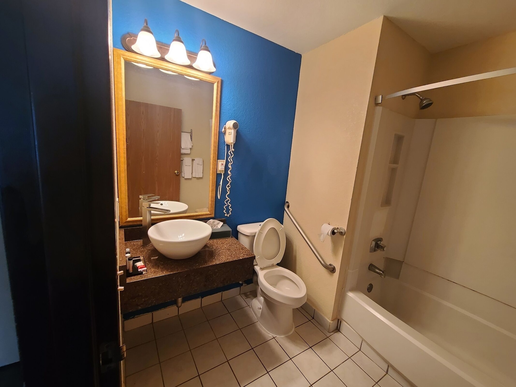 غرفة بسرير كينج، Baymont by Wyndham Perrysburg/Toledo 8/8