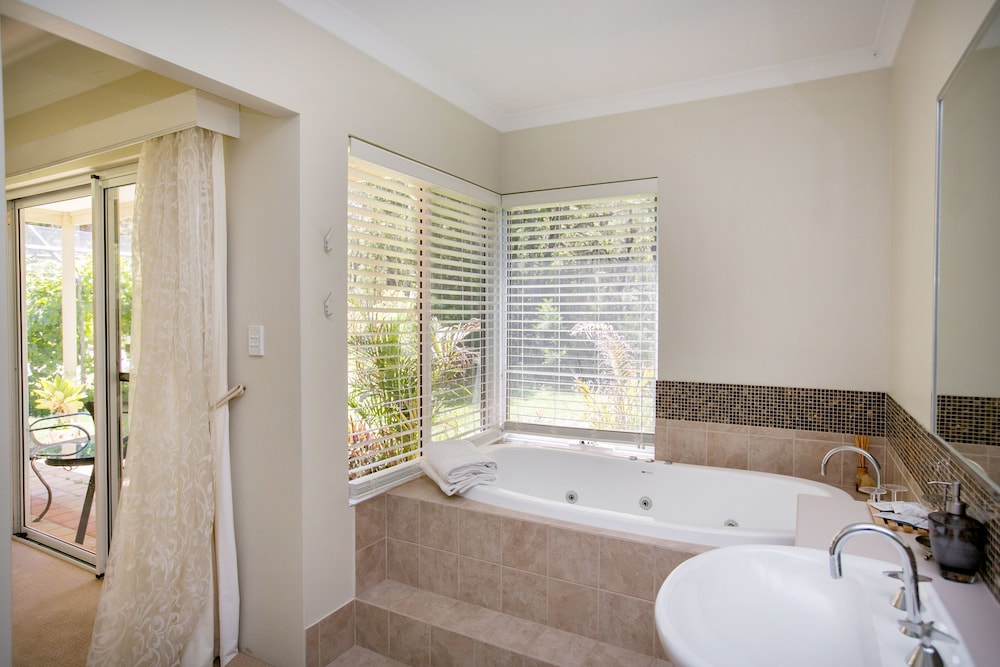 MARGARET RIVER BED AND BREAKFAST 47/48