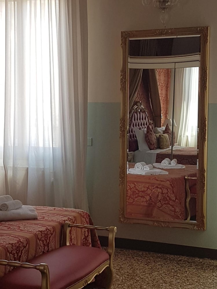 Friendly Venice Suites 11/48