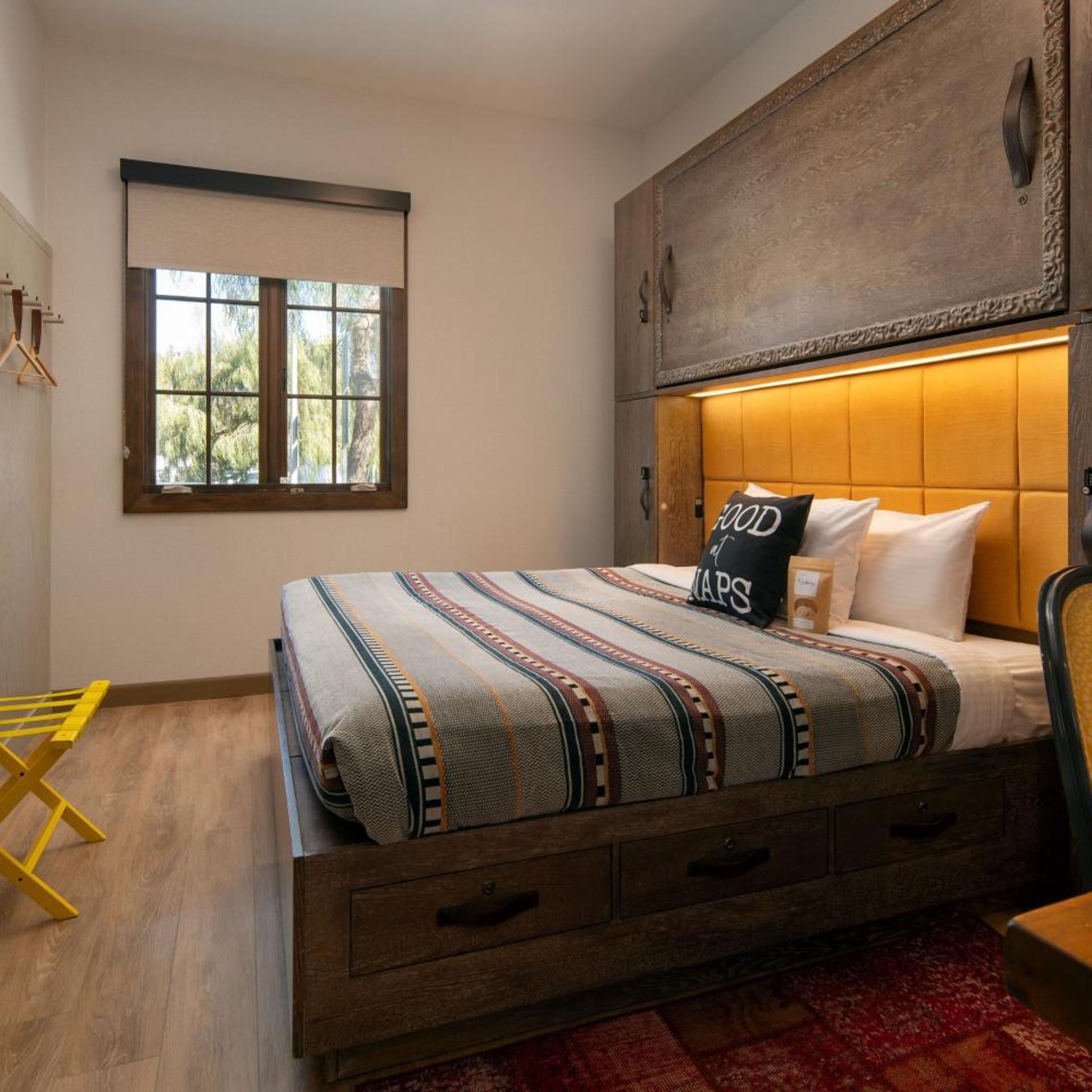 Cozy, Pool, Guest Room, King Bed, Pool Side