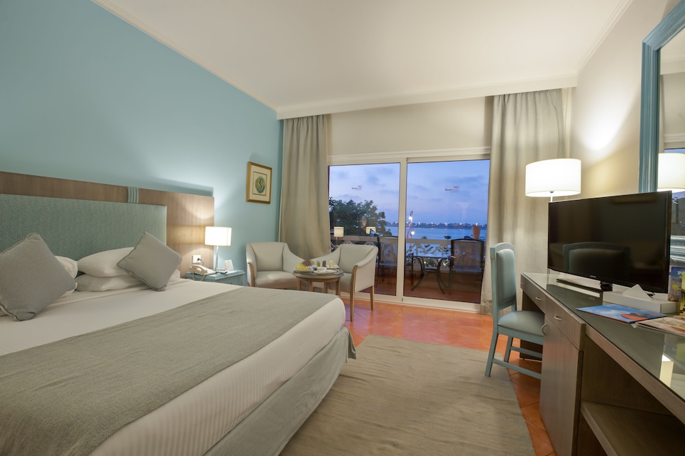 غرفة سوبيريور بسريرين منفصلين بإطلالة على البحر، M Hotels at Porto Marina 2/10