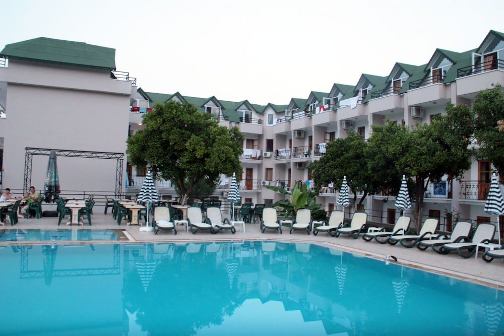 Ares Hotels 32/33