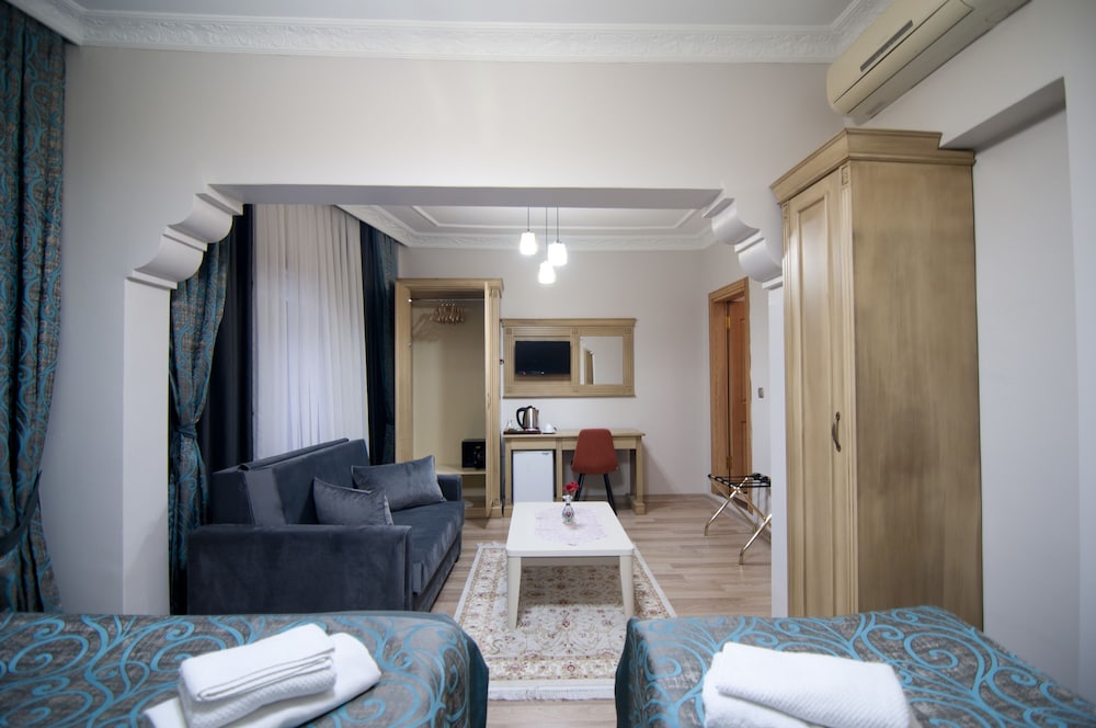 Blue Tuana Hotel 50/70