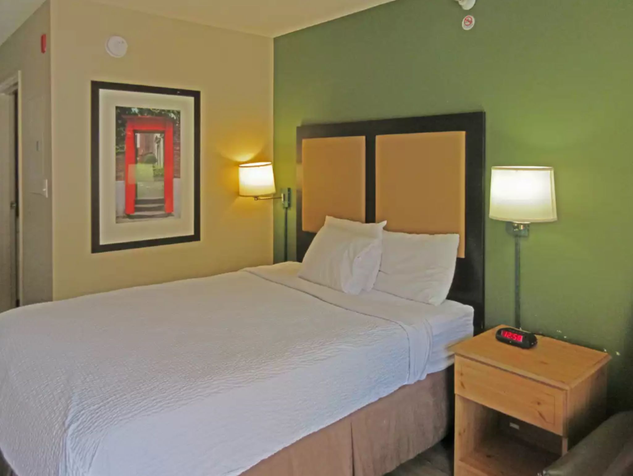 ROOM, QUEEN BED