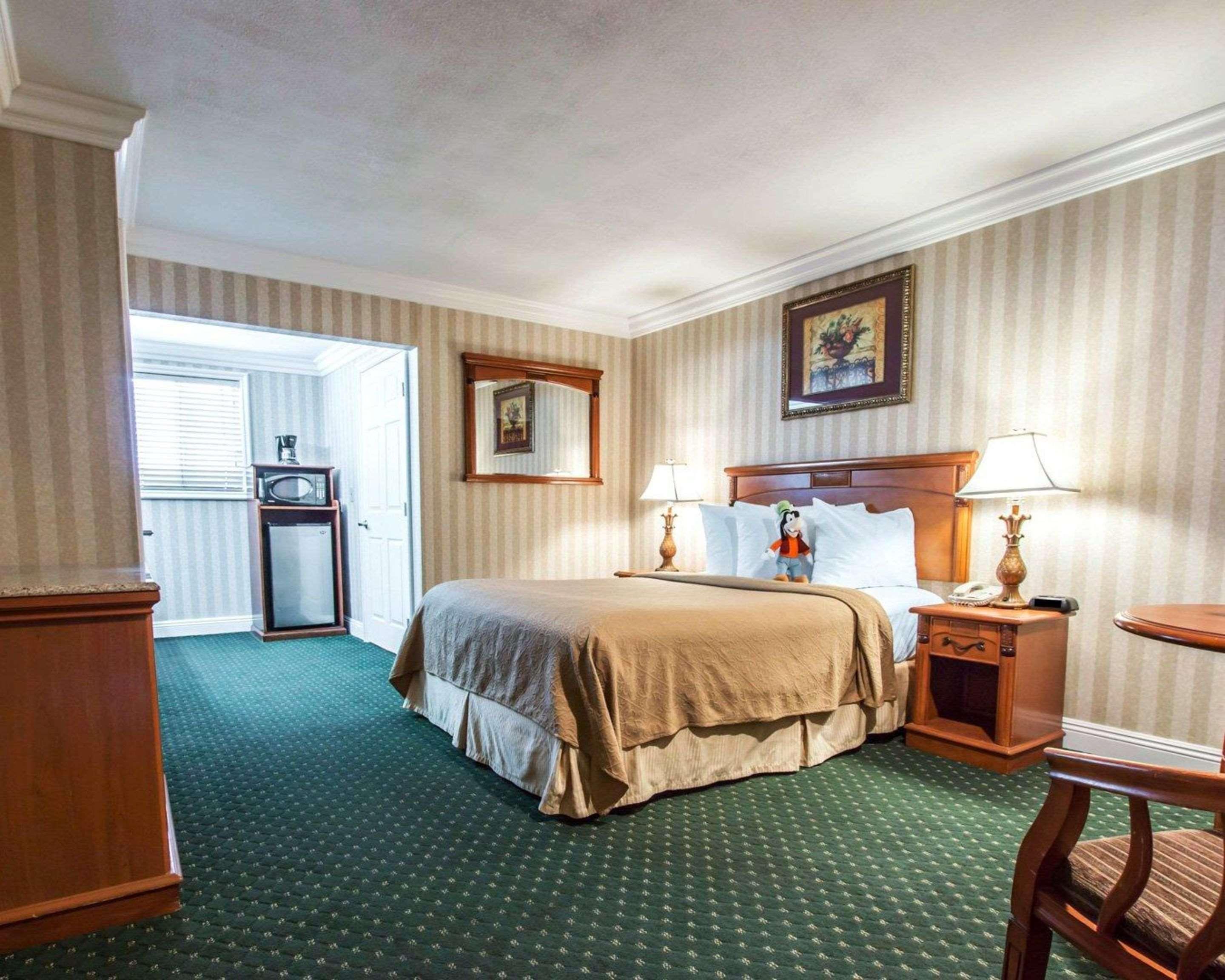 Room, Queen Bed, Quality Inn Suites Anaheim Maingate 2/7
