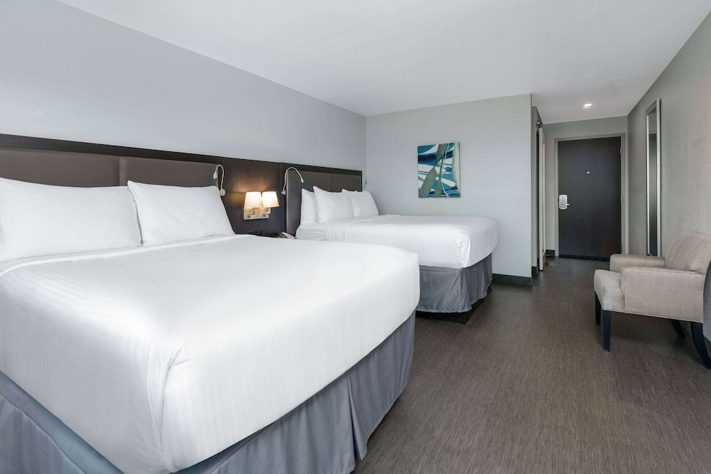 SUITE, 2 QUEEN BEDS, CITY VIEW, BALCONY