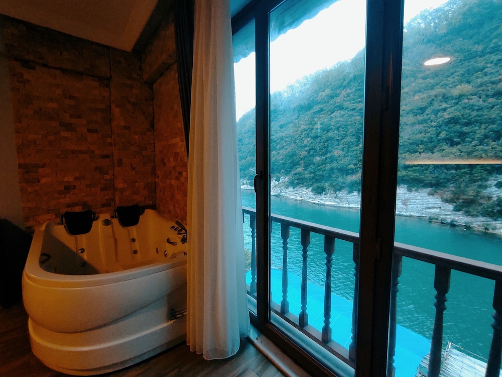 Hill River Hotel 26/44