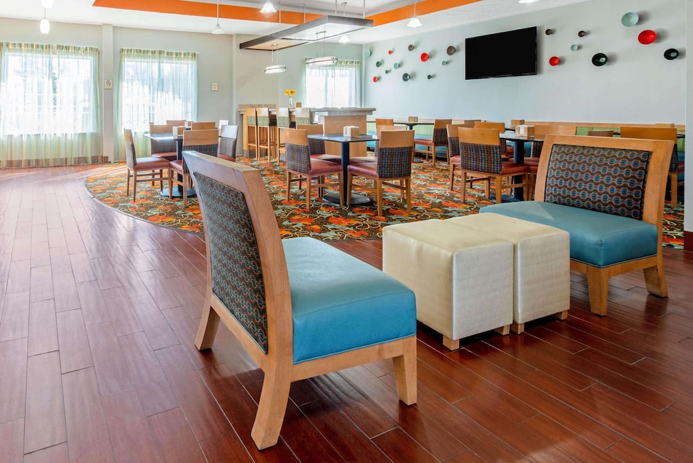 La Quinta Inn & Suites by Wyndham Leesville Ft. Polk 37/50