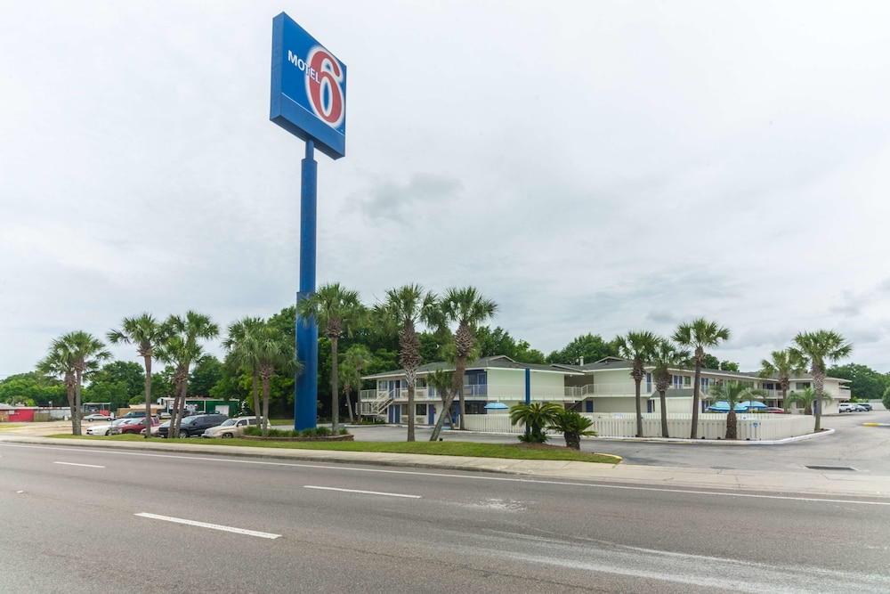 Motel6 Pensacola, FL - West 16/23
