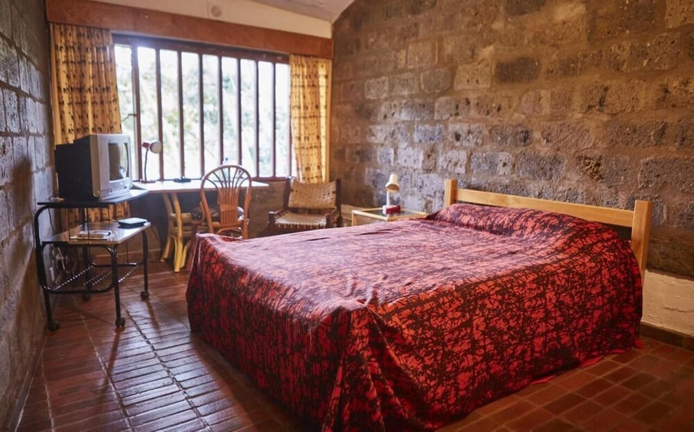 Villa Rock Stop Falls B & B 11/50