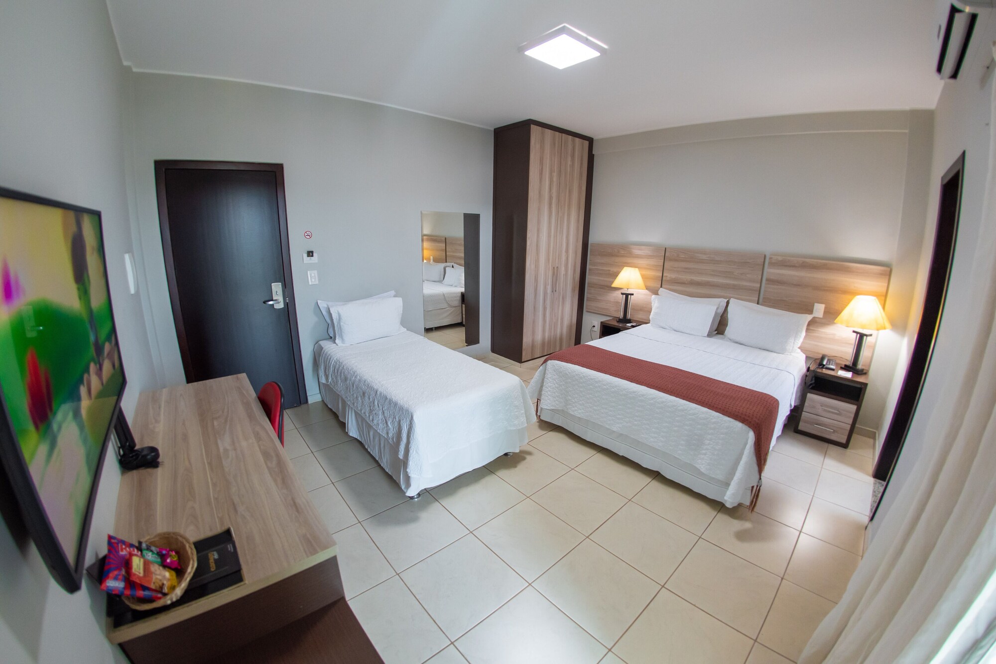غرفة ديلوكس ثلاثية بسرير مزدوج وسرير فردي