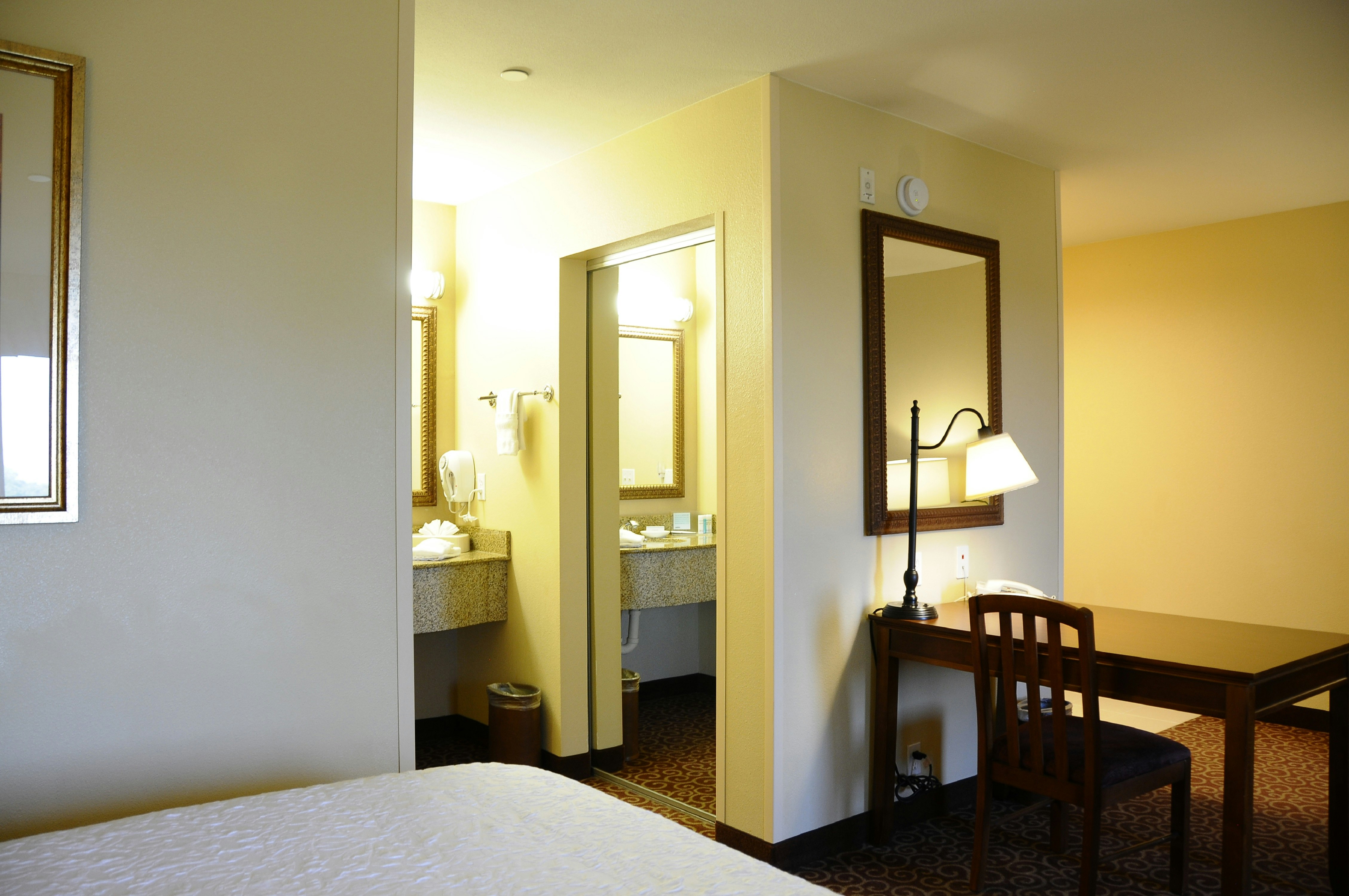 Hampton Inn Suites Red Bluff 8/38