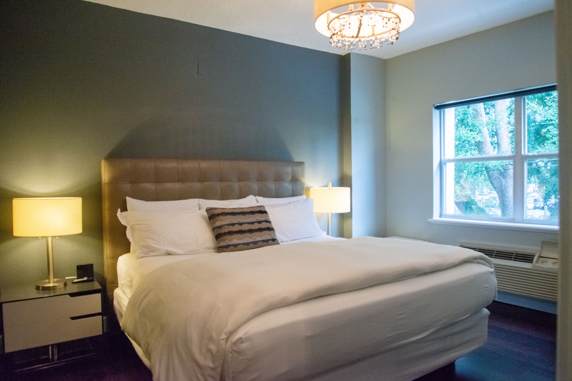 DELUXE, KING BED