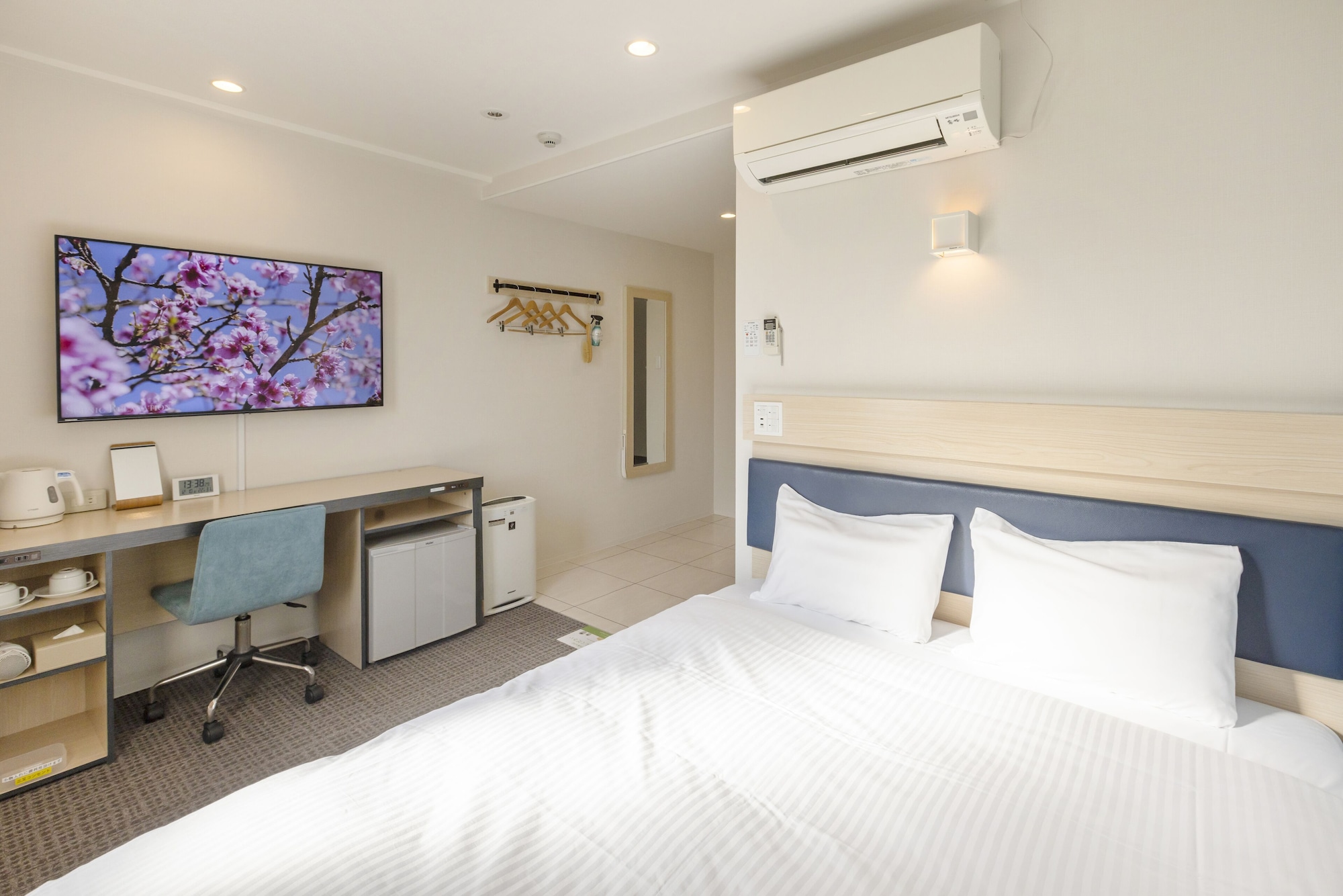 ROOM, DOUBLE BED