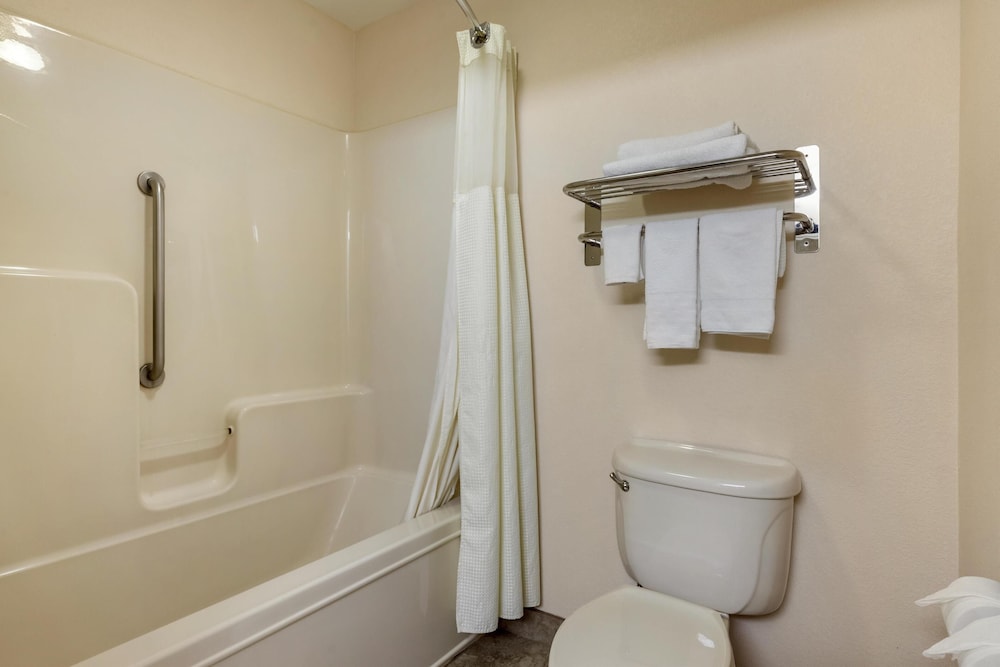 غرفة قياسية بسرير كوين، Best Western Parsons Inn 4/6