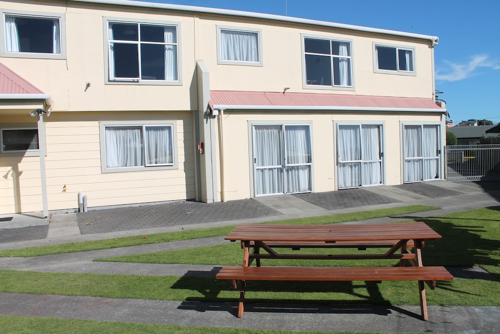 Riverview Motel 51/56