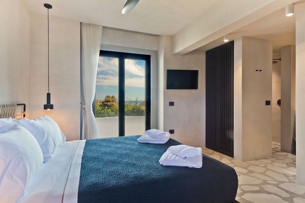 Almi Luxury Rooms 8/25