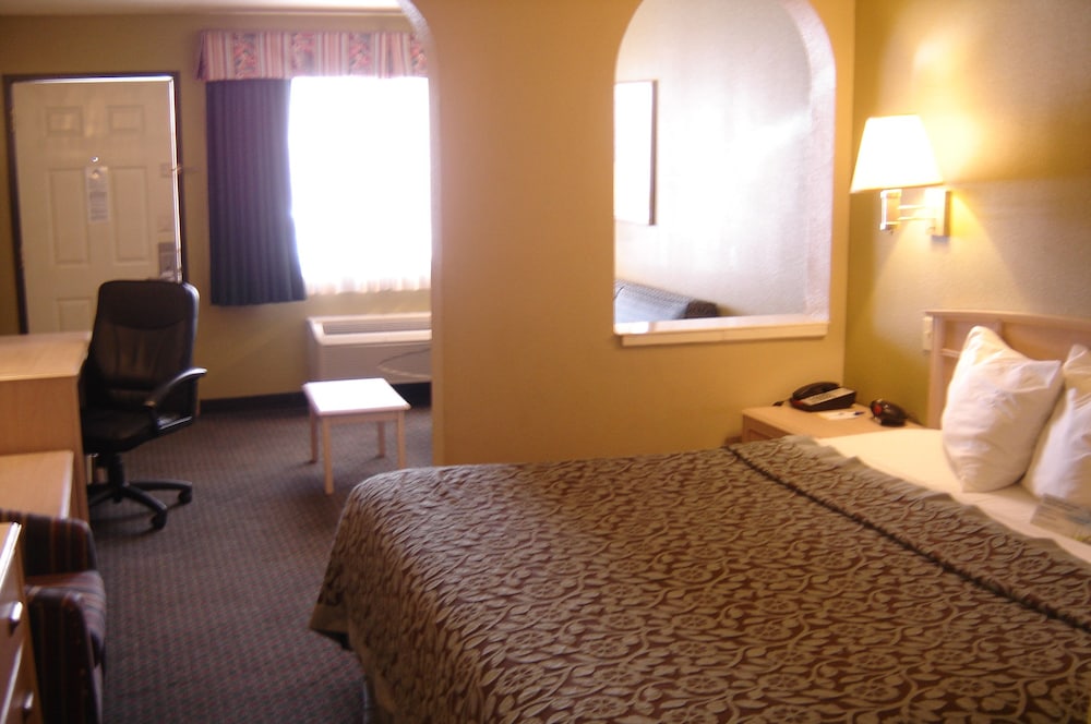 Days Inn By Wyndham Carlsbad Nm 14/65