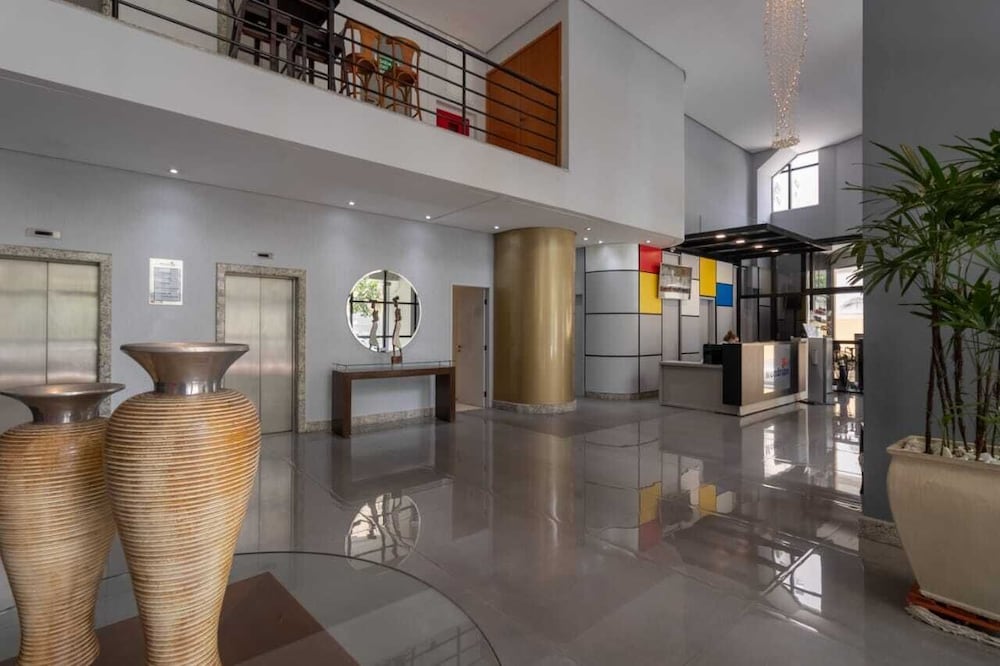 Mondrian Suite Hotel 11/82