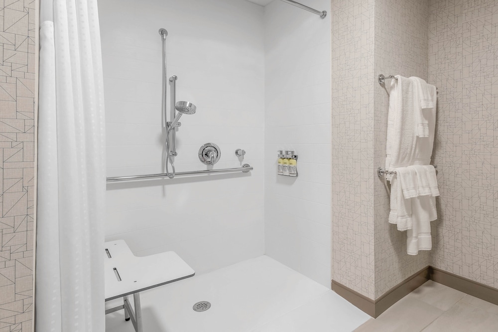 Holiday Inn Express & Suites Chicago O'hare Airport 18/60