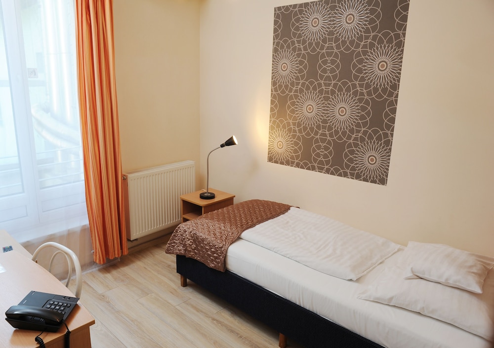 Hotel Papillon 6/50