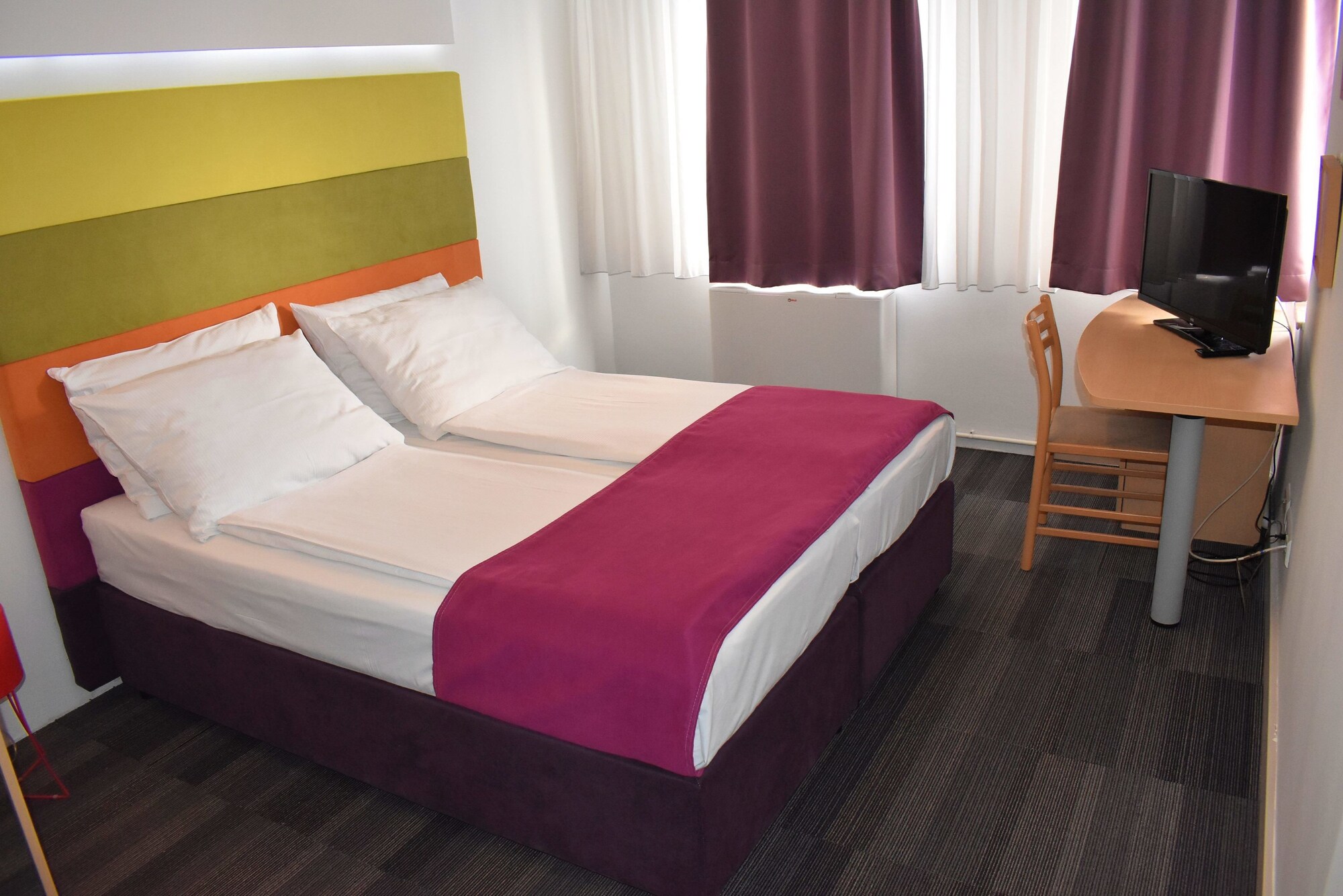 ROOM, DOUBLE BED