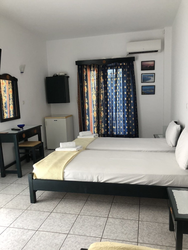 ROOM, TWIN BEDS