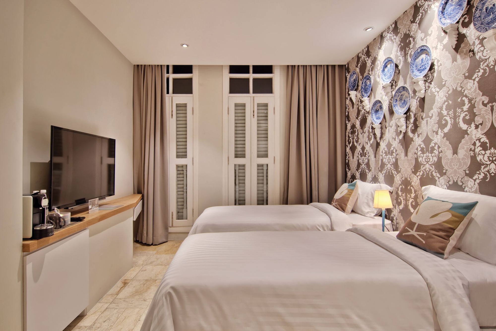 DELUXE, TWIN BEDS