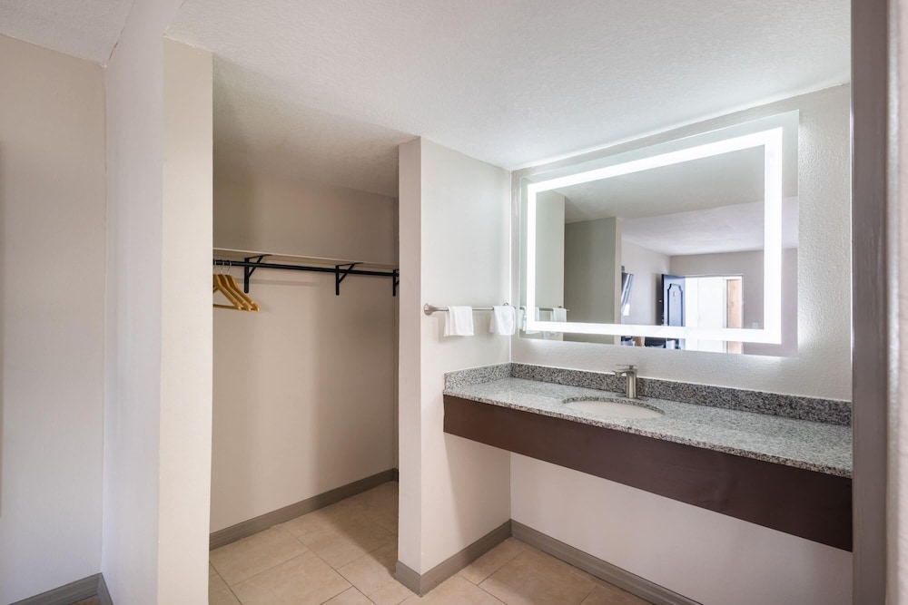 Travelodge by Wyndham Venice 42/46