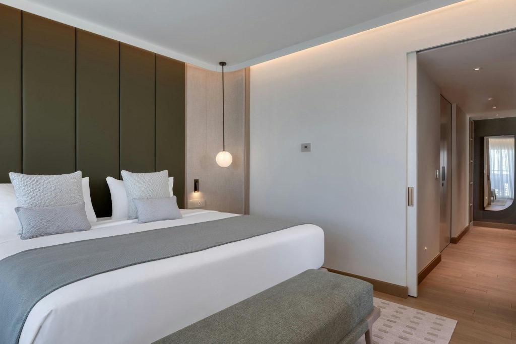 1 Bedroom, Senator, Suite, King Bed, Side Pool View, Sofa, Balcony, Corner