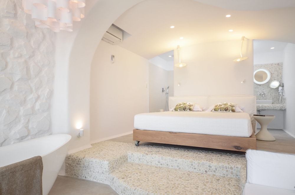 Cyano Suites 16/25