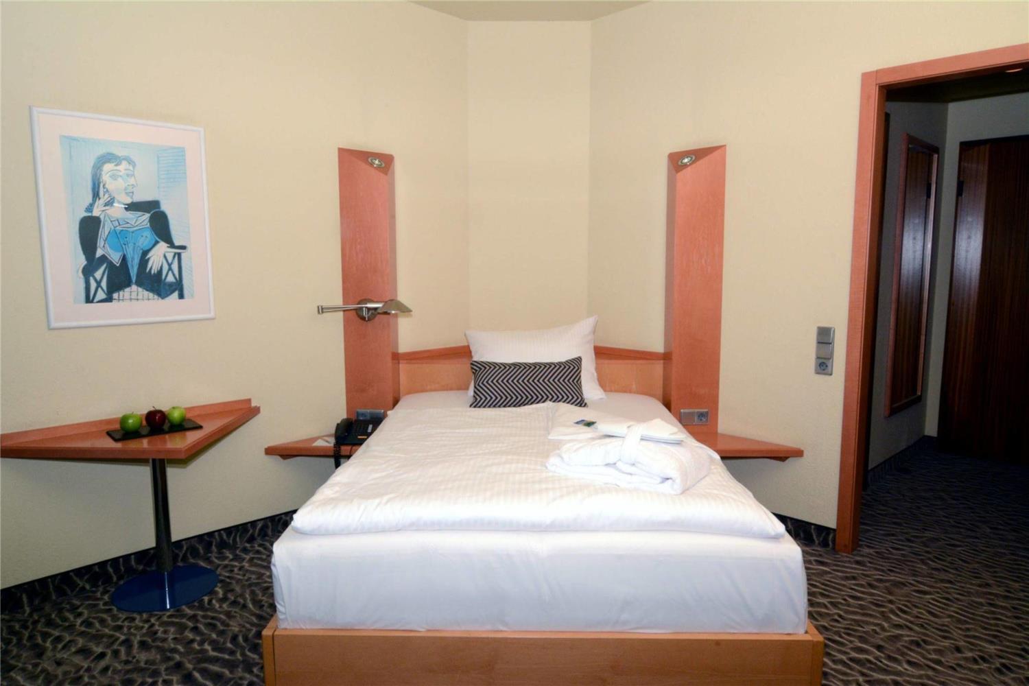Standard, Queen Bed