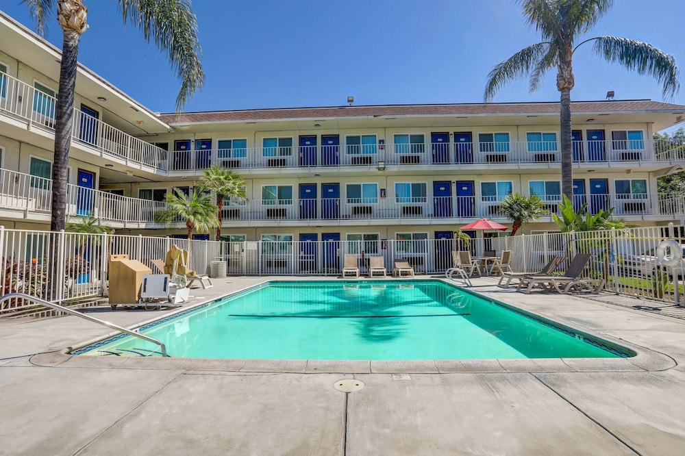 Motel6 San Bernardino, CA - North 8/58