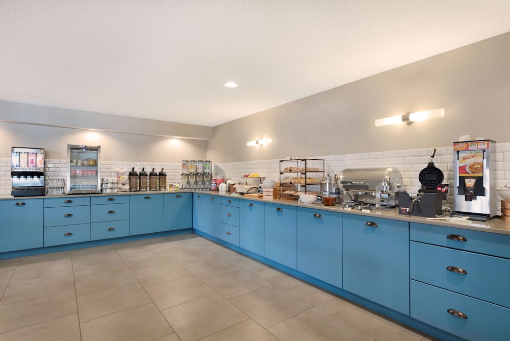 Country Inn & Suites by Radisson, Chippewa Falls, WI 3/25
