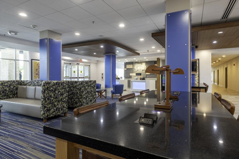 Holiday Inn Express Suites Staunton 60/75
