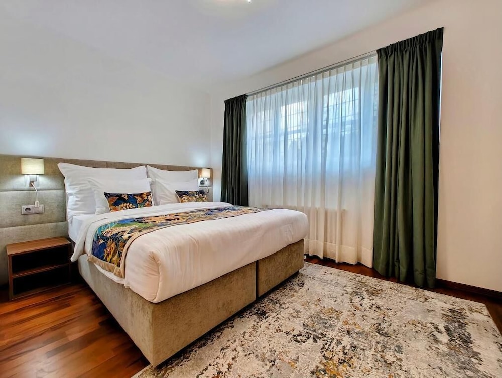 1 BEDROOM, STUDIO, KITCHEN