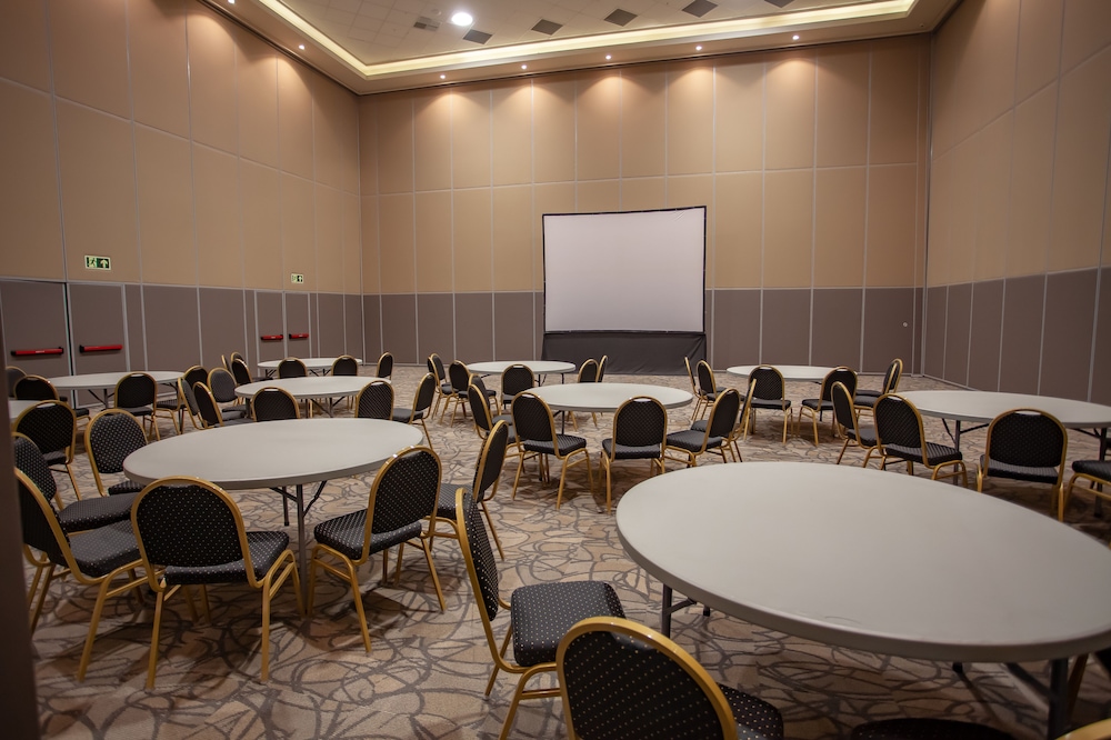 Paseo La Galeria Hotel & Suites 39/49