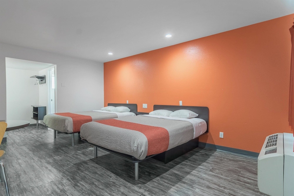 غرفة قياسية بسريرين كوين، Motel6 Barstow, CA - Route 66 3/7