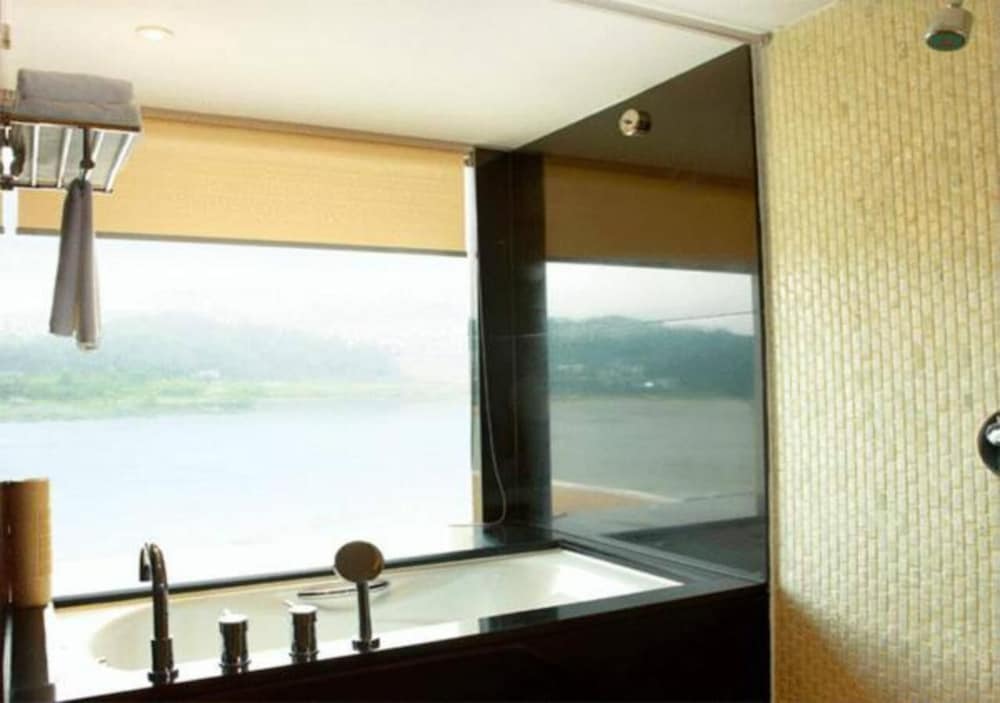 Baiyun Lakeside Hotel 25/50