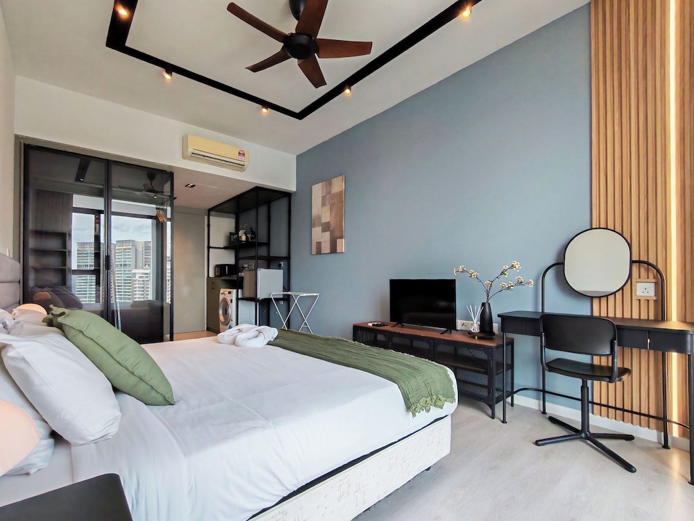 Skyline, Modern, Sanctuary, Deluxe, King Bed، Expressionz KLCC by Wodages 4/10