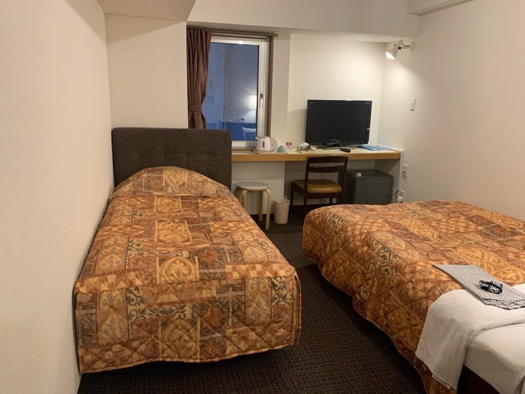 ROOM, TWIN BEDS