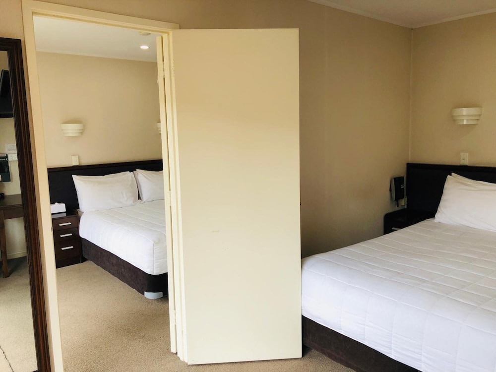 TUDOR COURT MOTOR LODGE 22/70