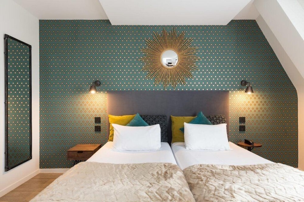 ROOM, TWIN BEDS