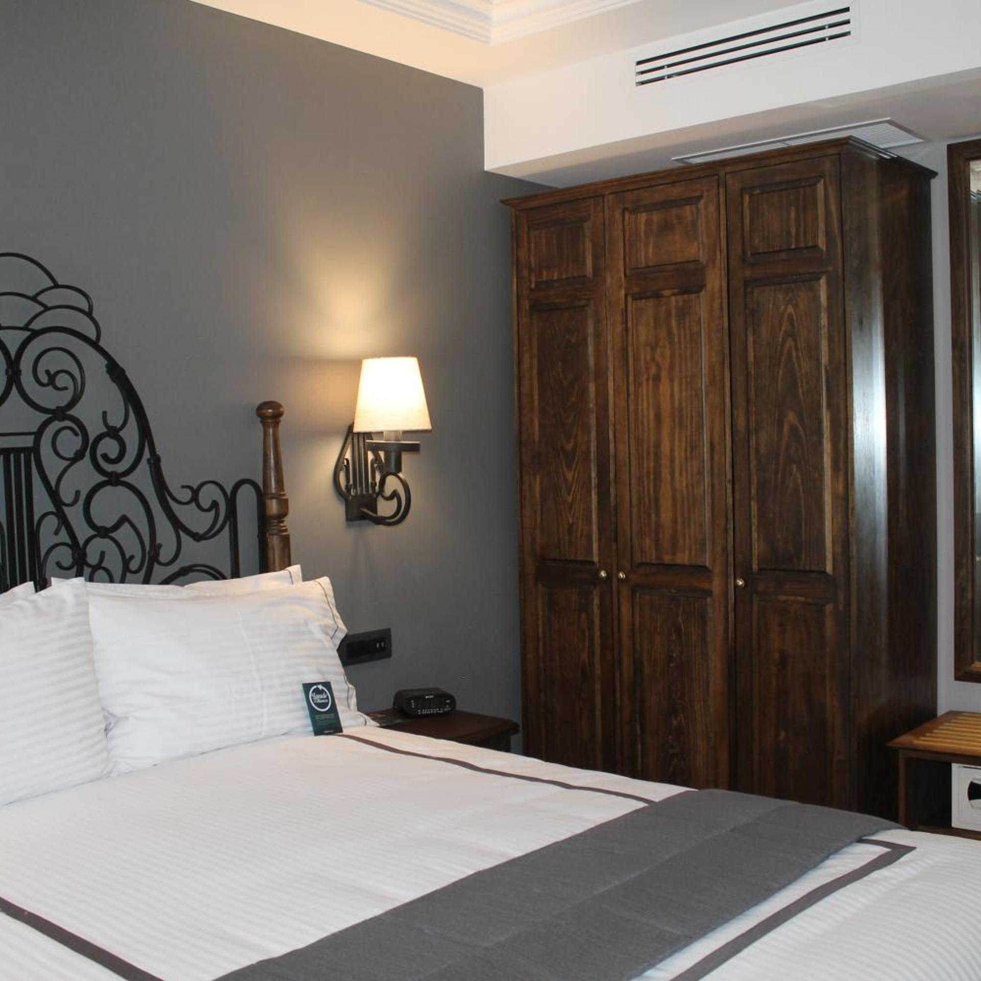DELUXE, KING BED
