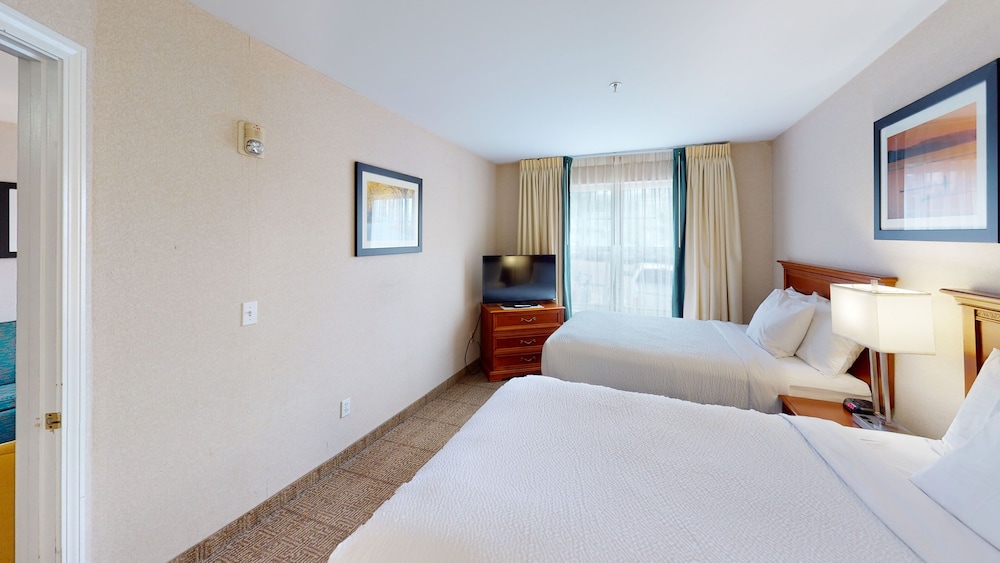 Smart Suites, an Ascend Collection Hotel 7/50