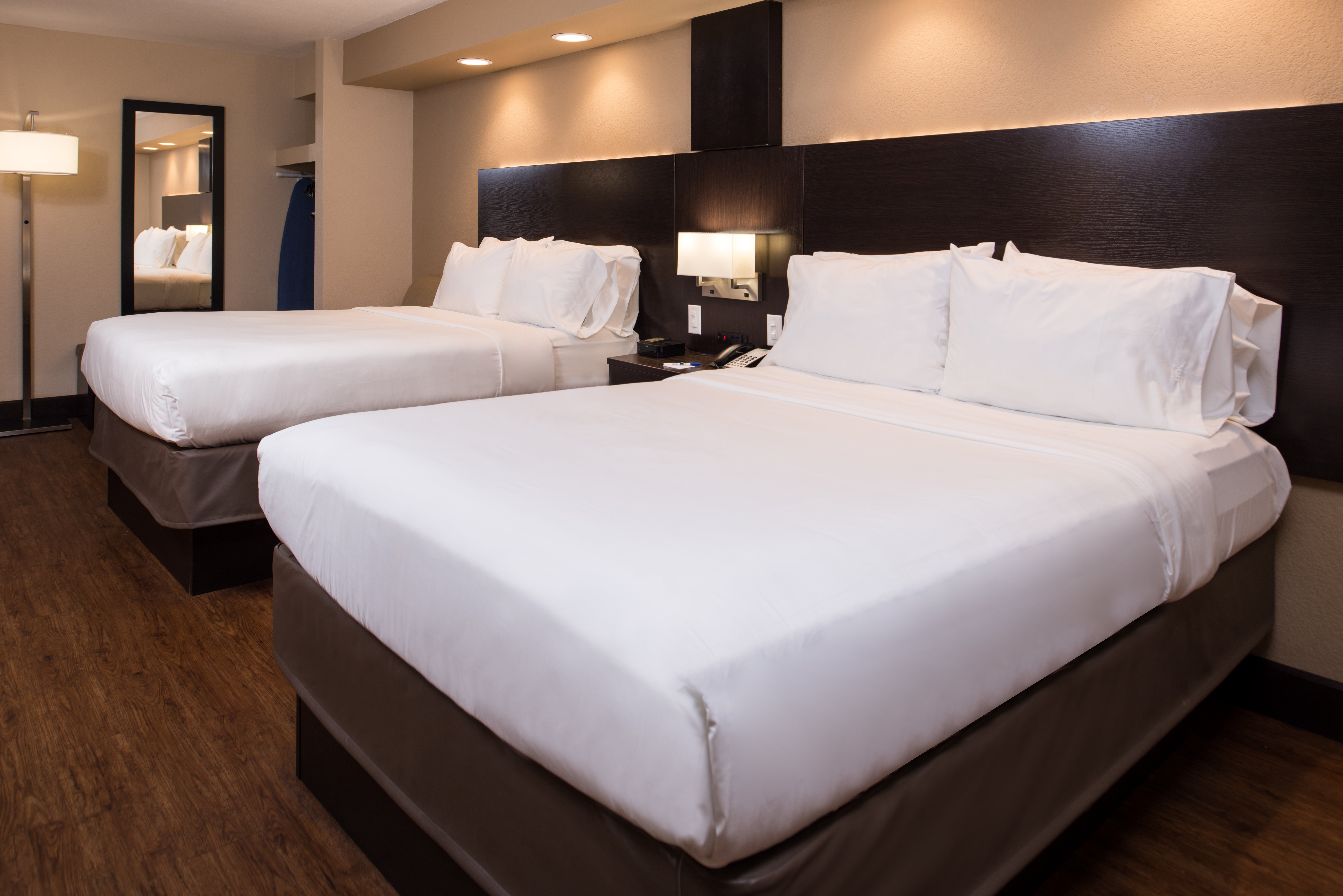 Holiday Inn Express & Suites San Antonio Medical-Six Flags 29/74