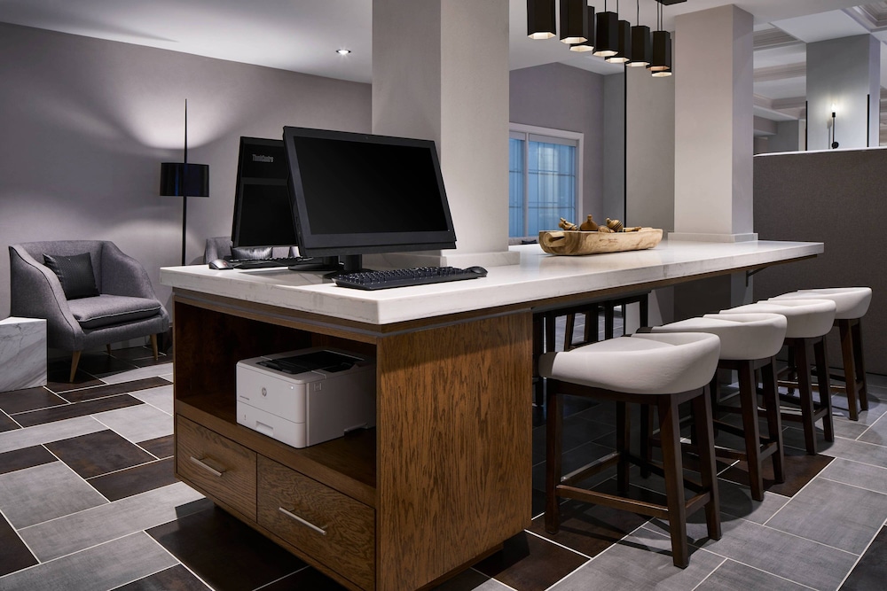 Delta Hotels by Marriott Norfolk Airport 30/31