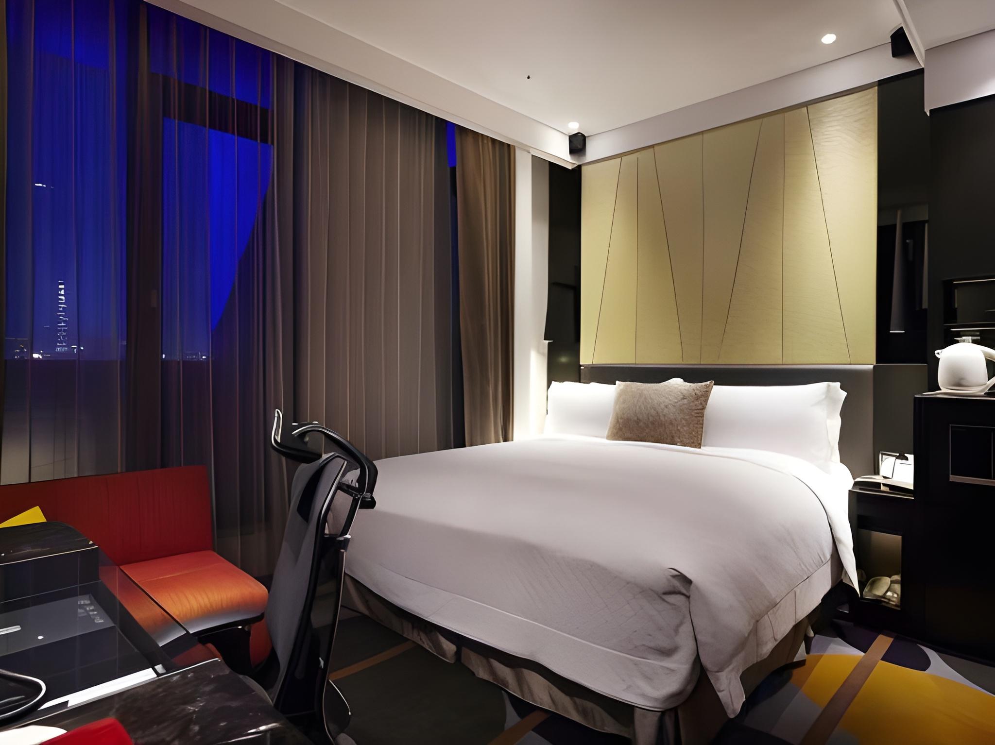 Sky, King Bed