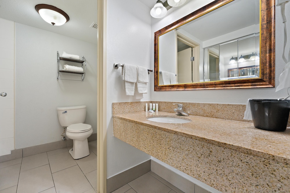 Premium, 2 Queen Beds, Courtyard View, Chicago Club Inn & Suites 8/10